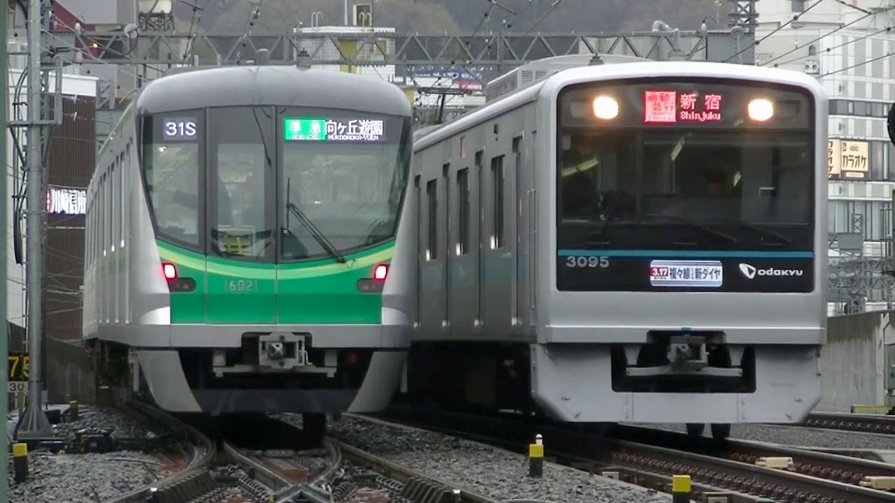 平日朝ラッシュ時の小田急小田原線登戸駅（字幕入り）