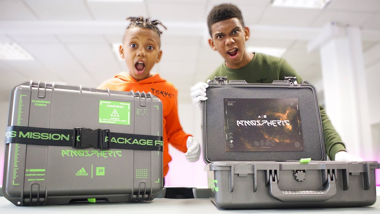 UNBOXING THE MOST EPIC PAIR OF FOOTBALL BOOTS/ CLEATS !!