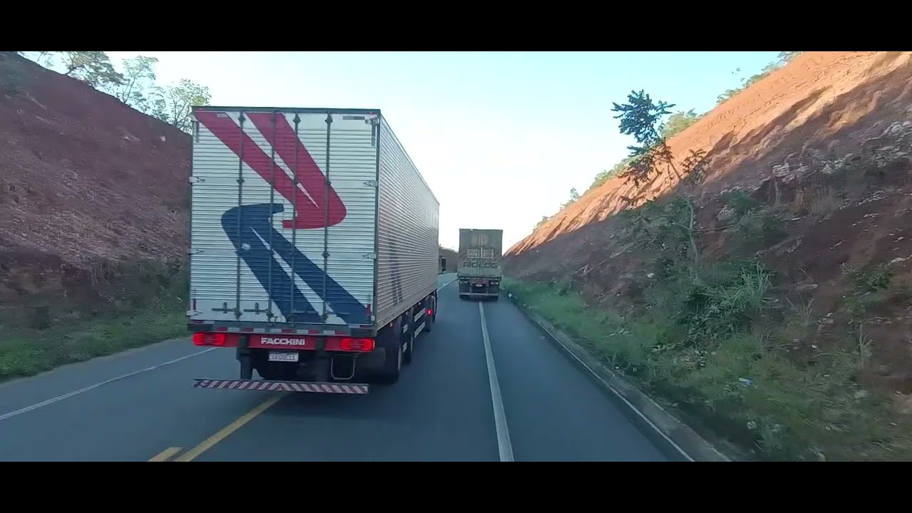 50 / BR 251 FALTA DE ACOSTAMENTO É UM PERIGO UMA BR IMPORTANTE NÃO TEM ACOSTAMENTO ADEQUADO 