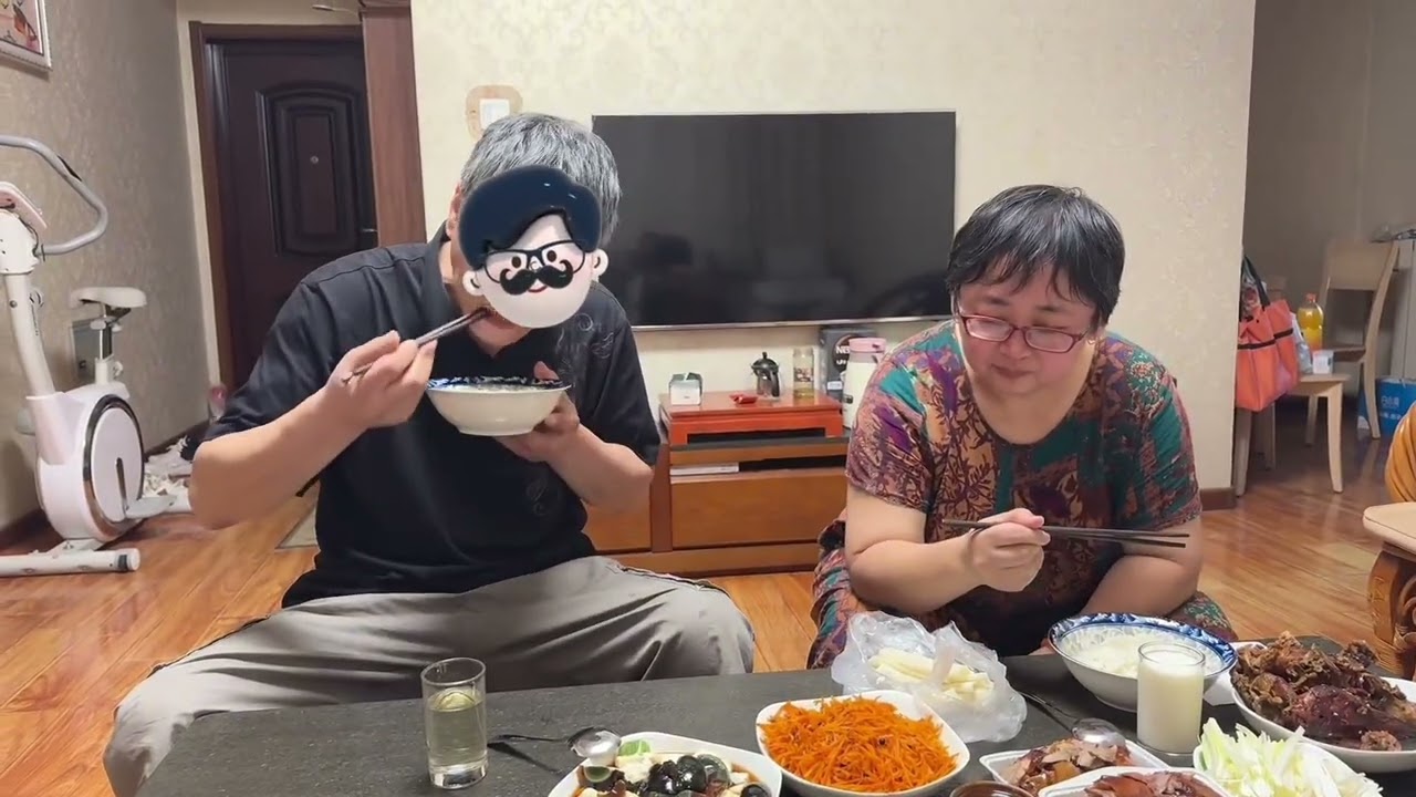 这几天爸爸的情绪很低落，整天坐在爷爷屋里发呆，也没好好吃饭，今天第一次给爸妈做饭，一瞬间就感觉到父母的不容易，我也该长大了。#记录真实生活 #日常vlog #父亲 #做饭我是认真的#西红柿炒鸡蛋 @