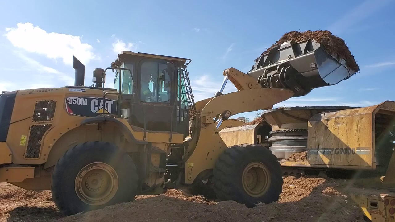 McCloskey 733 Trommel into ST100 Conveyor screening Mulch from a Tub Grinder
