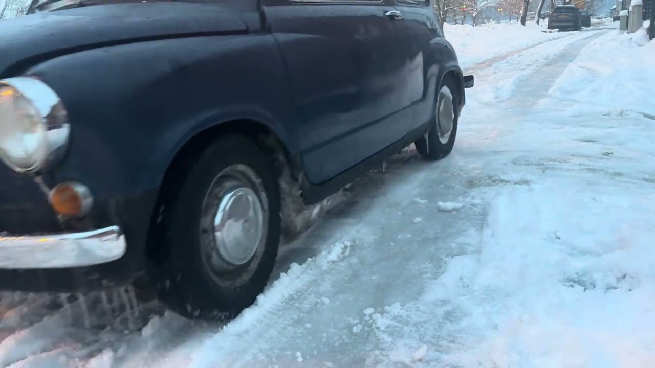 Umalo da zakasnim na posao zbog fiće...#zastava750 #fiat600 #sneg #snow 
