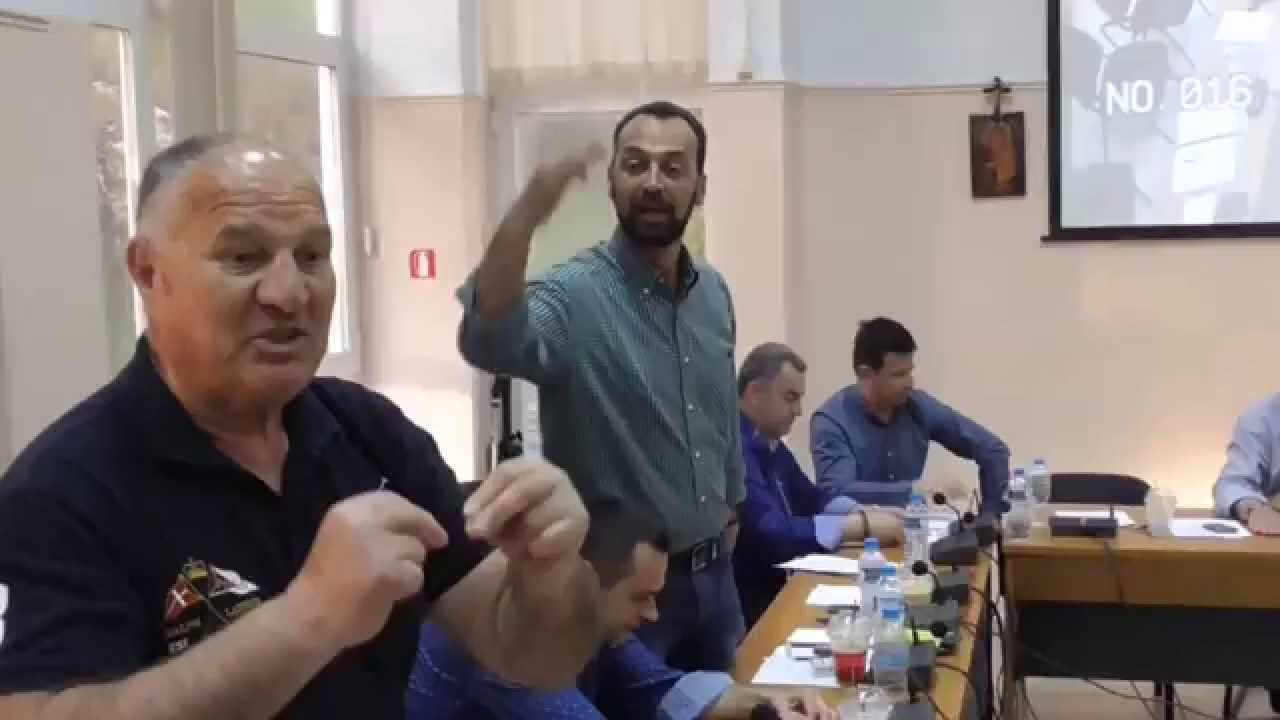 Παρ’ ολίγον σύρραξη στο Δημοτικό Συμβούλιο Φαρκαδόνας