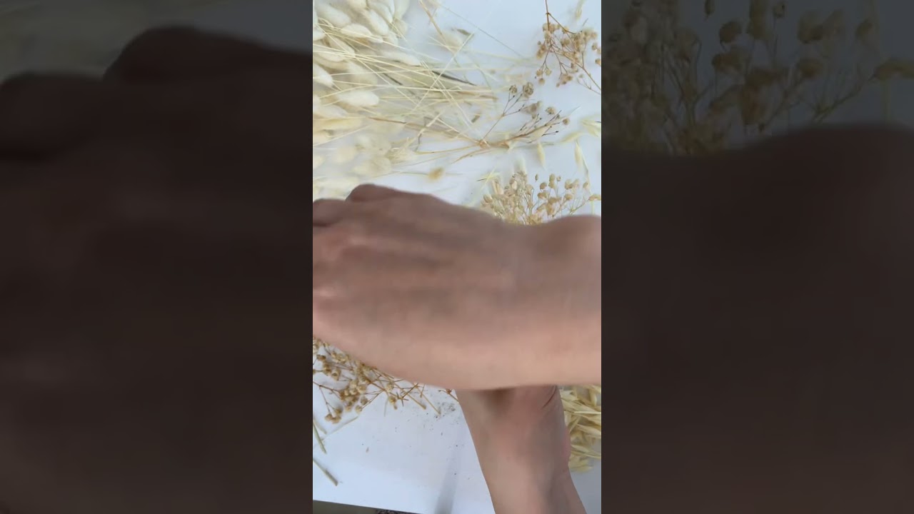 Tamamı kuru çiçeklerden oluşan yaka çiçeği yapımı.