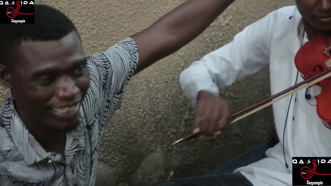 SHIRKO NA MAUJUD WAKIONYESHANYA UFUNDI WA VIOLIN (KWENYE BIRTHDAY YA SHIRKO)