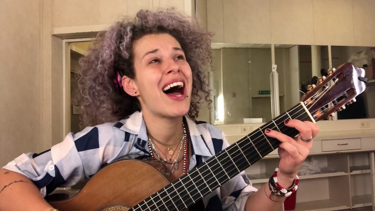Elena Zucchini voice & guitar 
