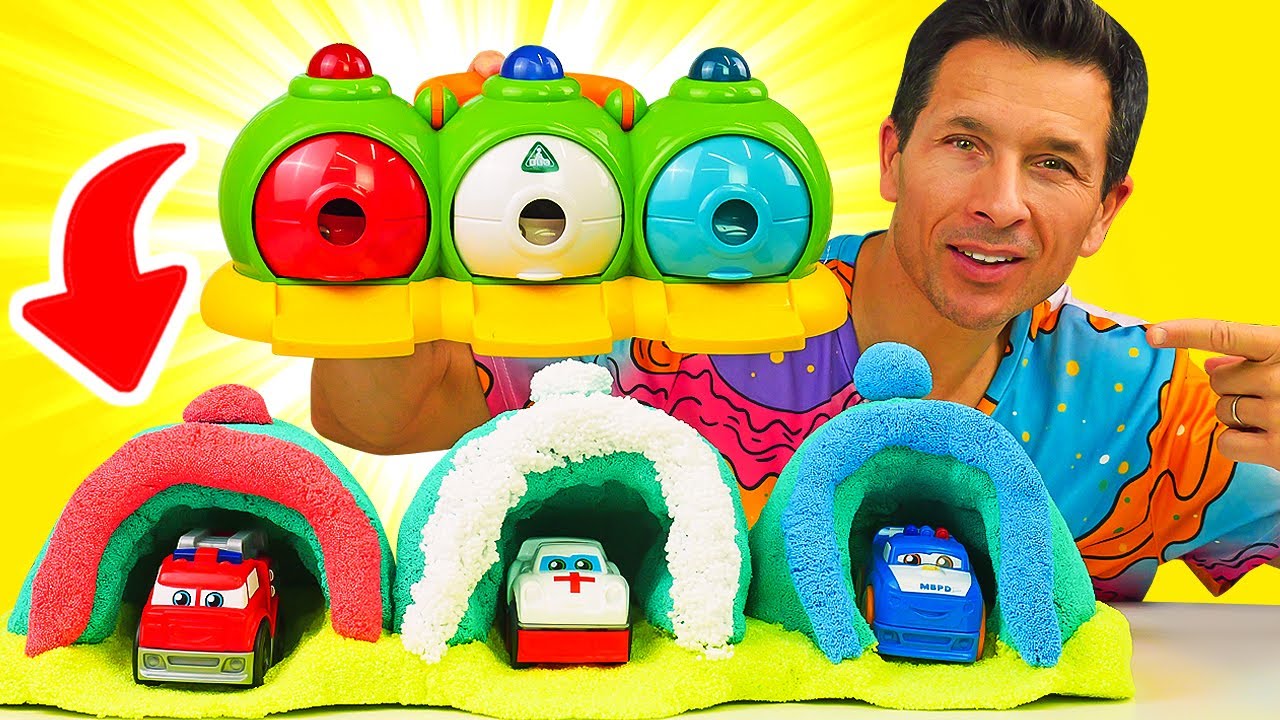 Un grand garage arc-en-ciel en pâte à modeler. Jeux avec play doh. Voitures pour garçons