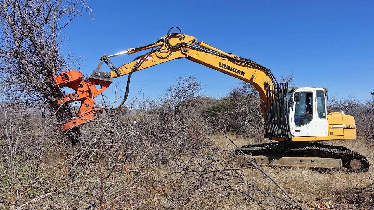 De-Bushing in Namibia - WESTTECH Woodcracker C