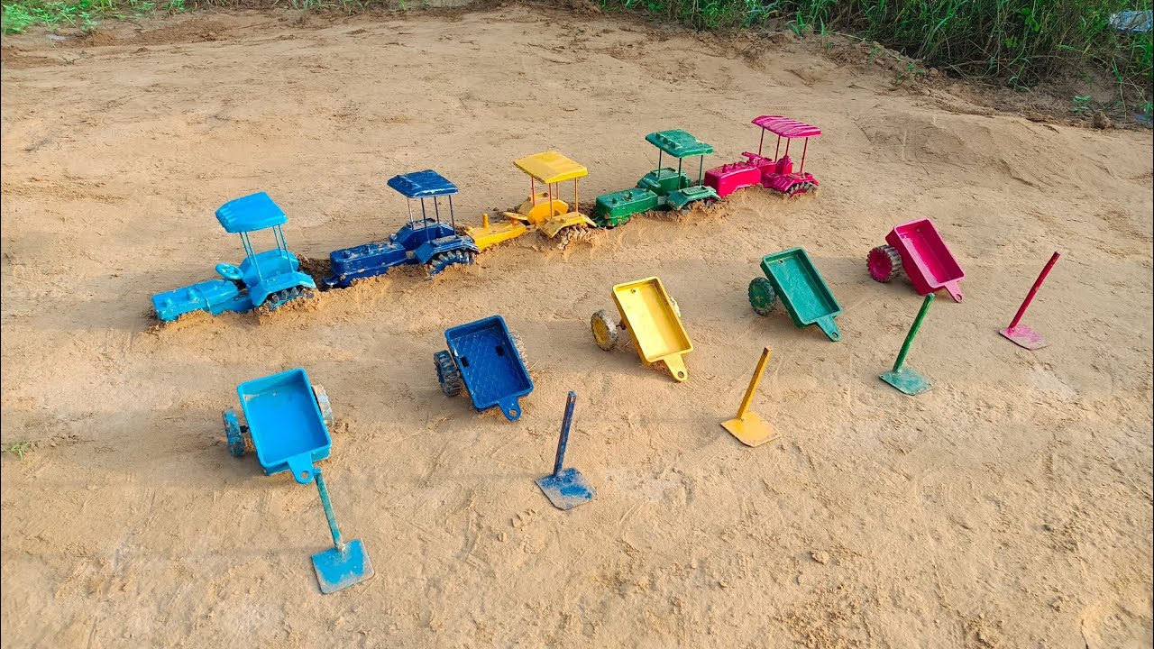 Tractor trolley and shovel were brought to remove those buried in the mud#653