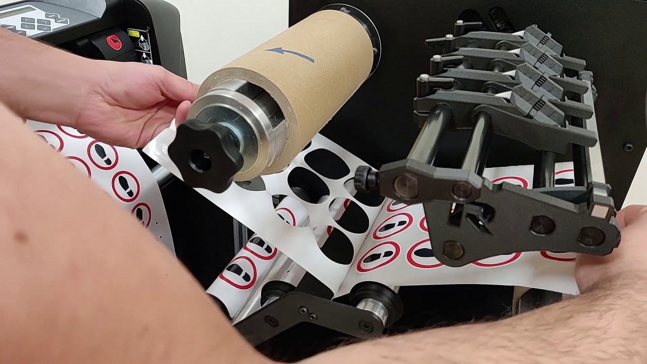 Como alimentar un tren de acabado de etiquetas LabelCut R20s.