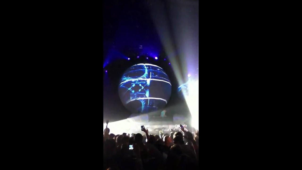 Tiesto - I will be here (Wolfgang Gartner Remix) - live at the joint 3-5-11
