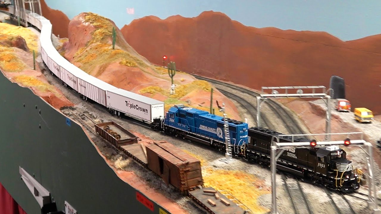 HO Scale: UPSF Joint Line Trains In Action