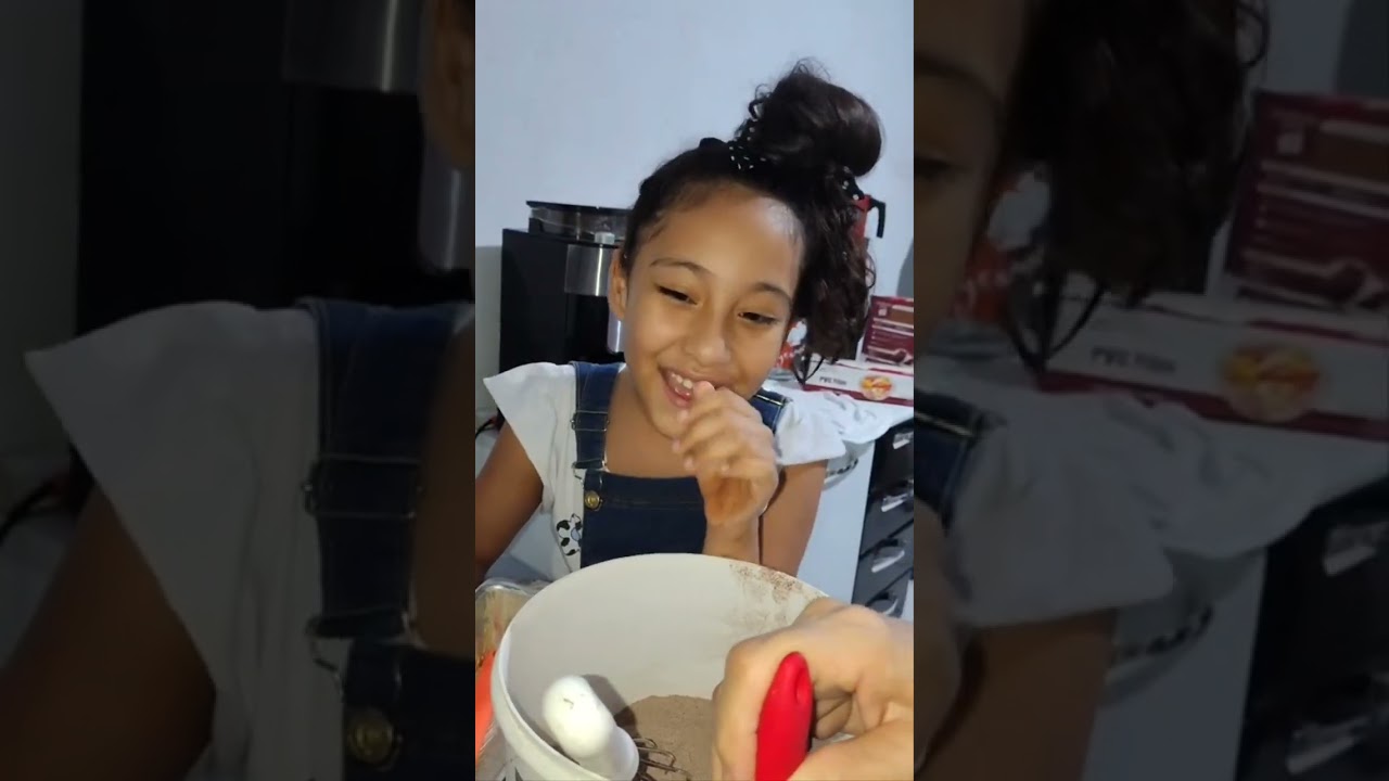Bolo de chocolate com minha sobrinhaneta Débora Rayane