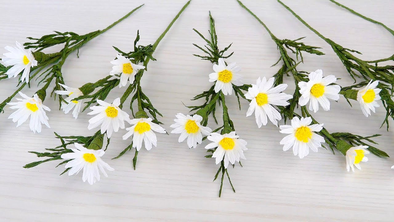 Ромашки из гофрированной бумаги / Бумажные цветы / Поделки своими руками