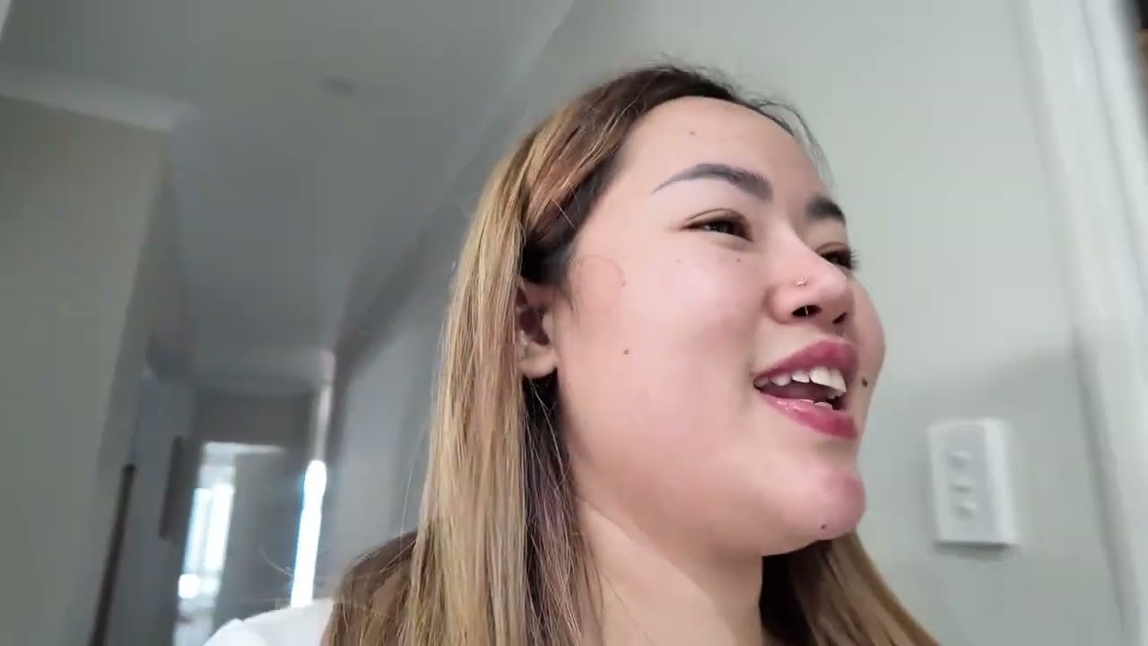 Makan donat main di belakang rumah