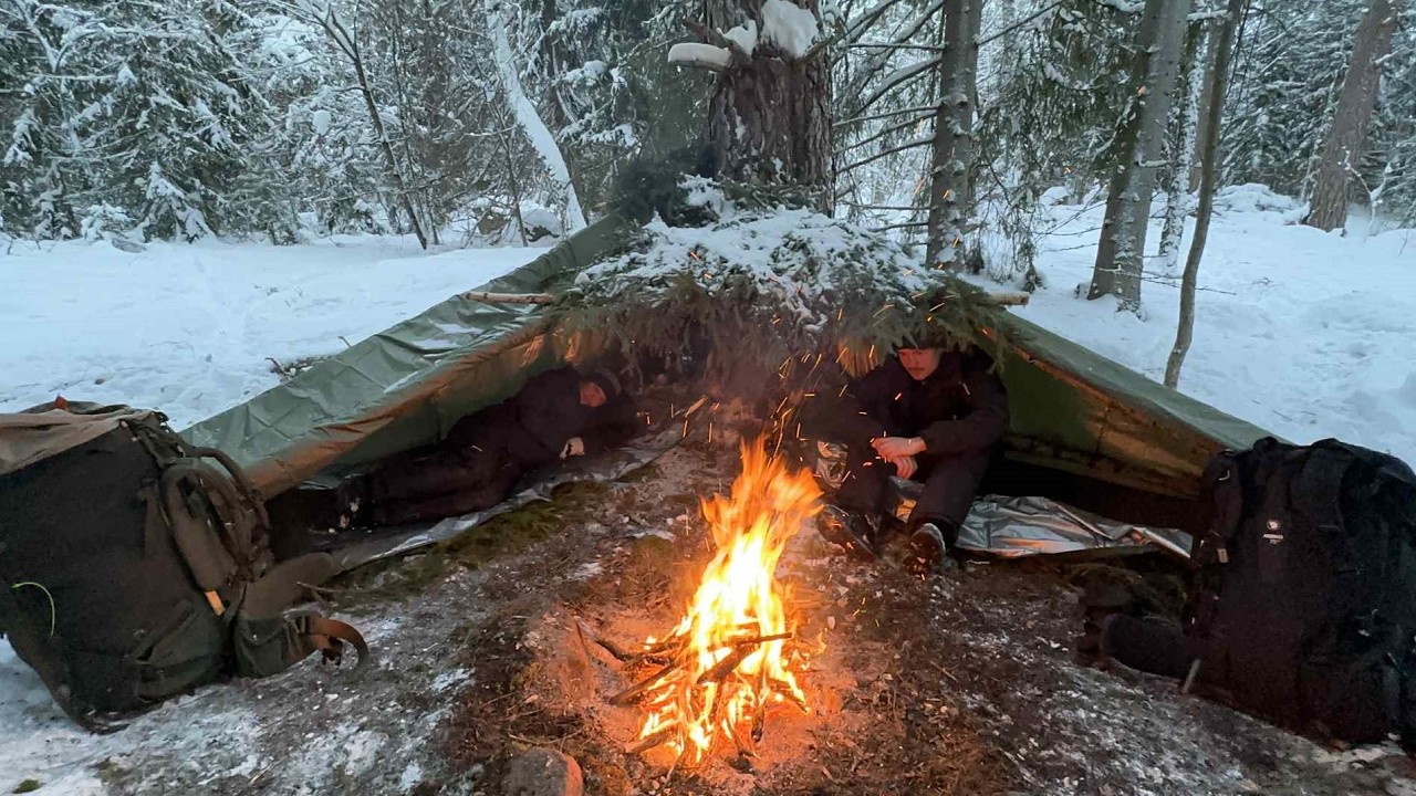 SURVIVING -10°C WINTER BUSHCRAFT CAMPING WITHOUT A TENT