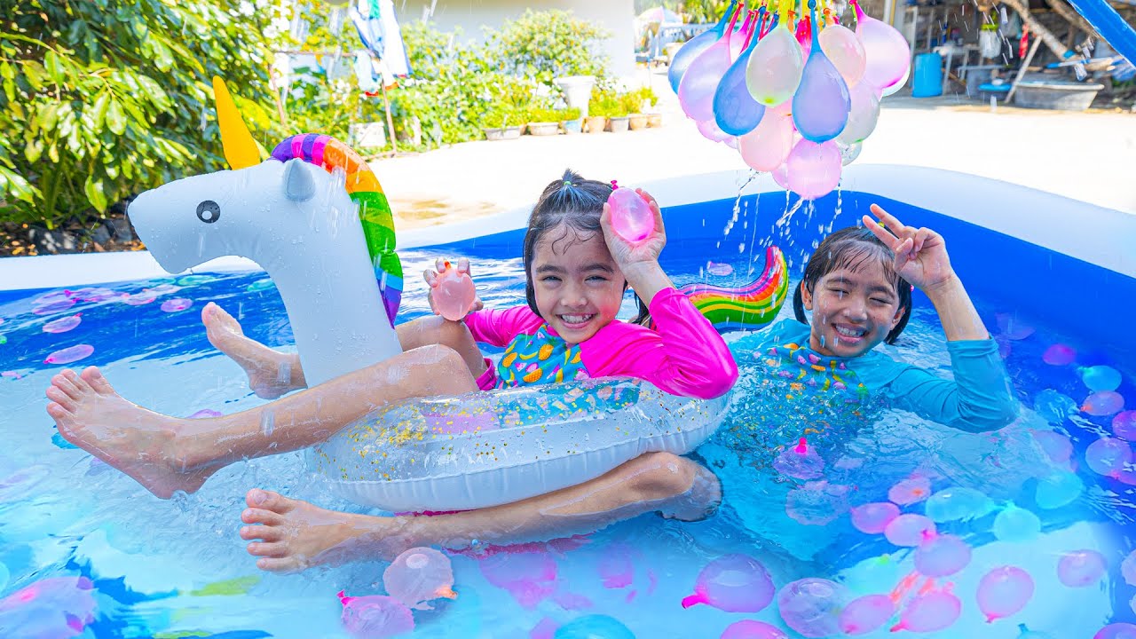 หนูยิ้มหนูแย้ม เล่นน้ำกับลูกโป่งน้ำ