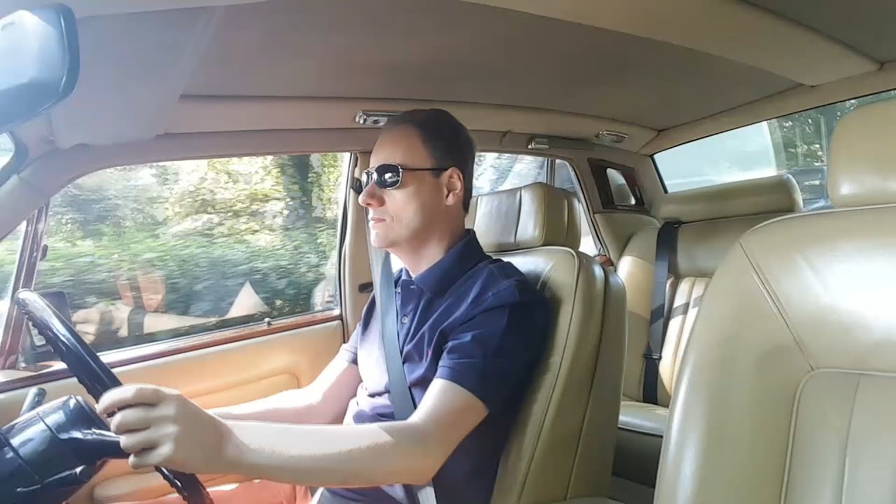 Vue intérieure de Rolls-Royce Silver Spirit en mouvement.