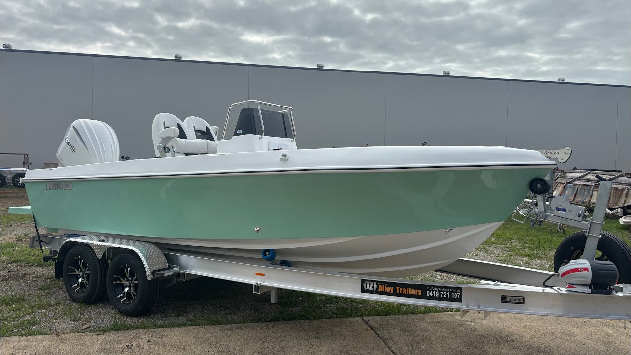 Полный обзор моторной лодки Justin's Bonito 620 с центральной консолью.