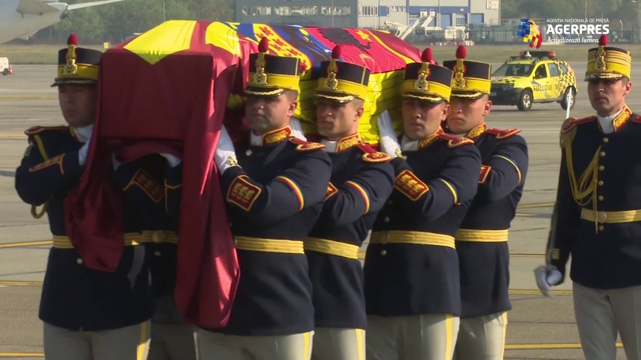 Ceremonie religioasă şi militară la Aeroportul Otopeni pentru Regina Elena