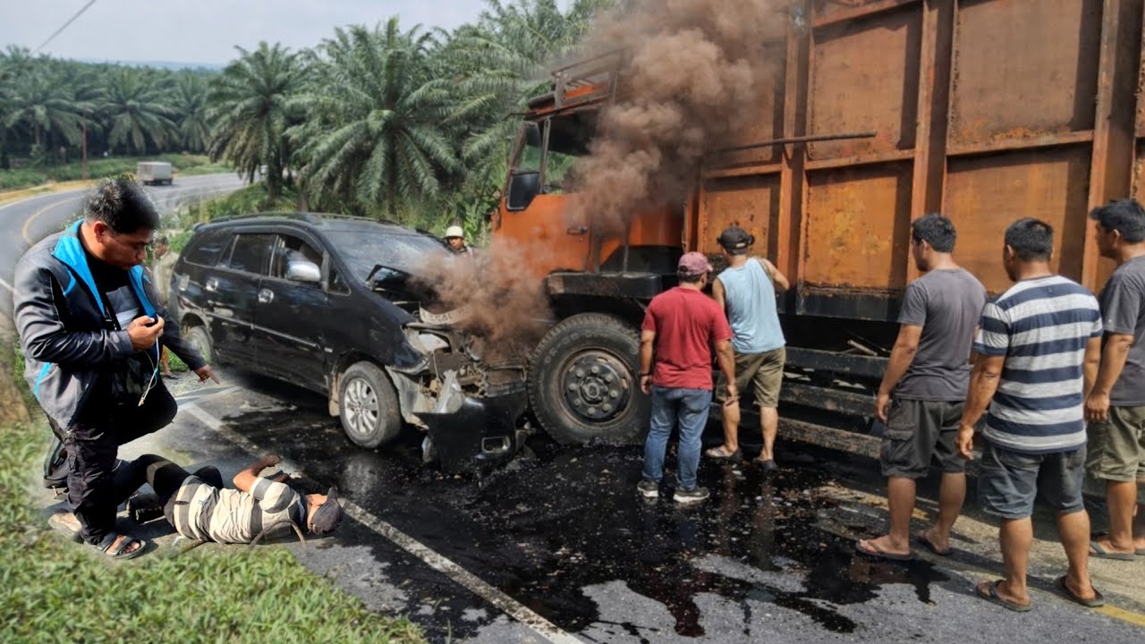 Kabin Hancur Dan Ringsek Parah‼️Kecelakaan Truck Vs Kijang Inova