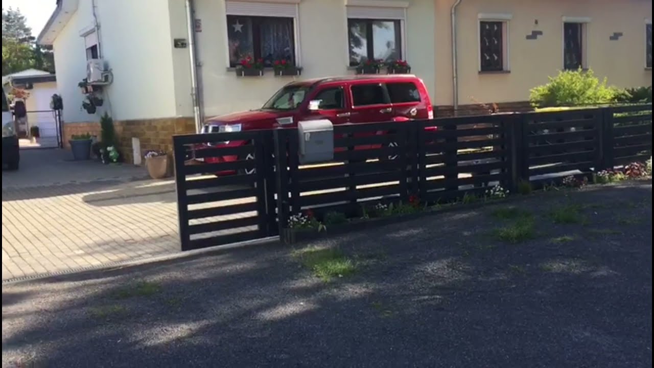 Modern Schiebetor mit integrierter Pforte.