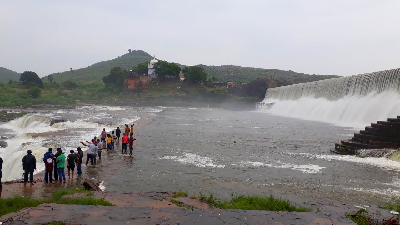 देखिये लतीफशाह बांध के ऊपर से गिरता हुआ खूबसूरत झरना |  Chandraprabha Wildlife Sanctuary