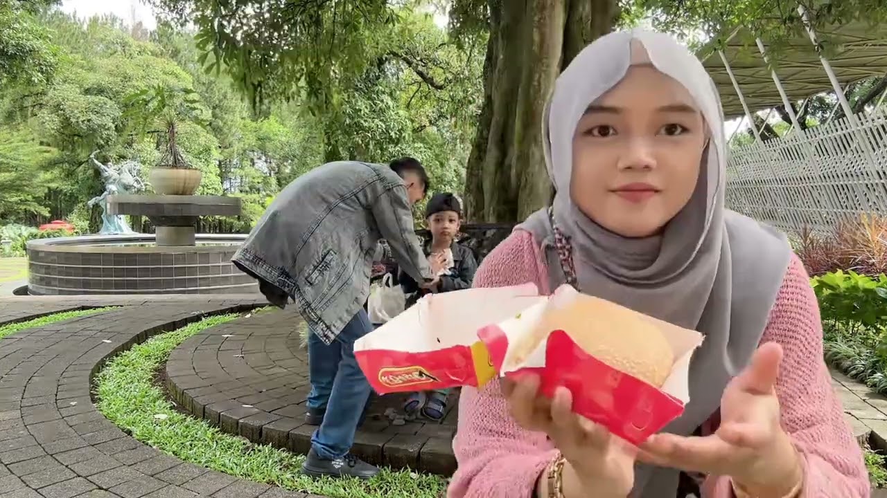 PIKNIK DI TEMPAT TERLARANG. DARIPADA JADI SARANG SETAN MENDING KITA SAMBANGIN YA NGGAK ??!!!
