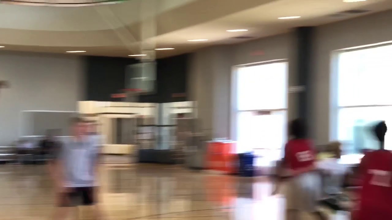 ‪2022 Javaughn Hannah, who will be an incoming freshman at Mt. Clemens, with a nice 3-pointer