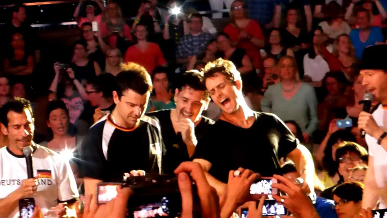 NKOTB - Tonight & Jordans Birthday Stage Dive @ Jahrhunderthalle, Frankfurt, 17.05.2014