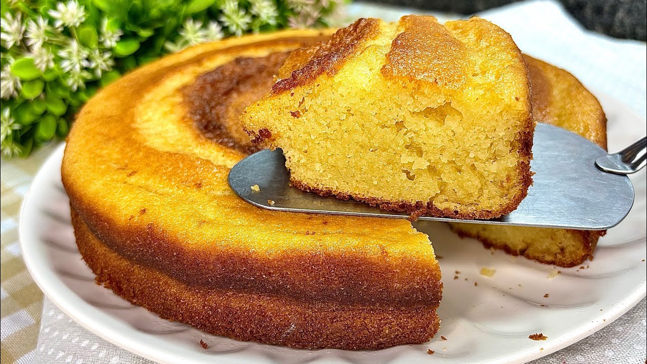 Bolo simples fofinho e molhadinho - receita fácil de bolo sem batedeira nem liquidificador 