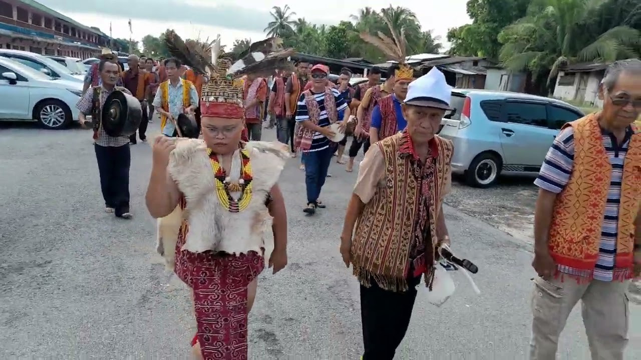 1.6.2023 Upacara MengiringTetamu Di Iringan Main Asal Adat Dayak ke Rmh. Panjang Gran A
