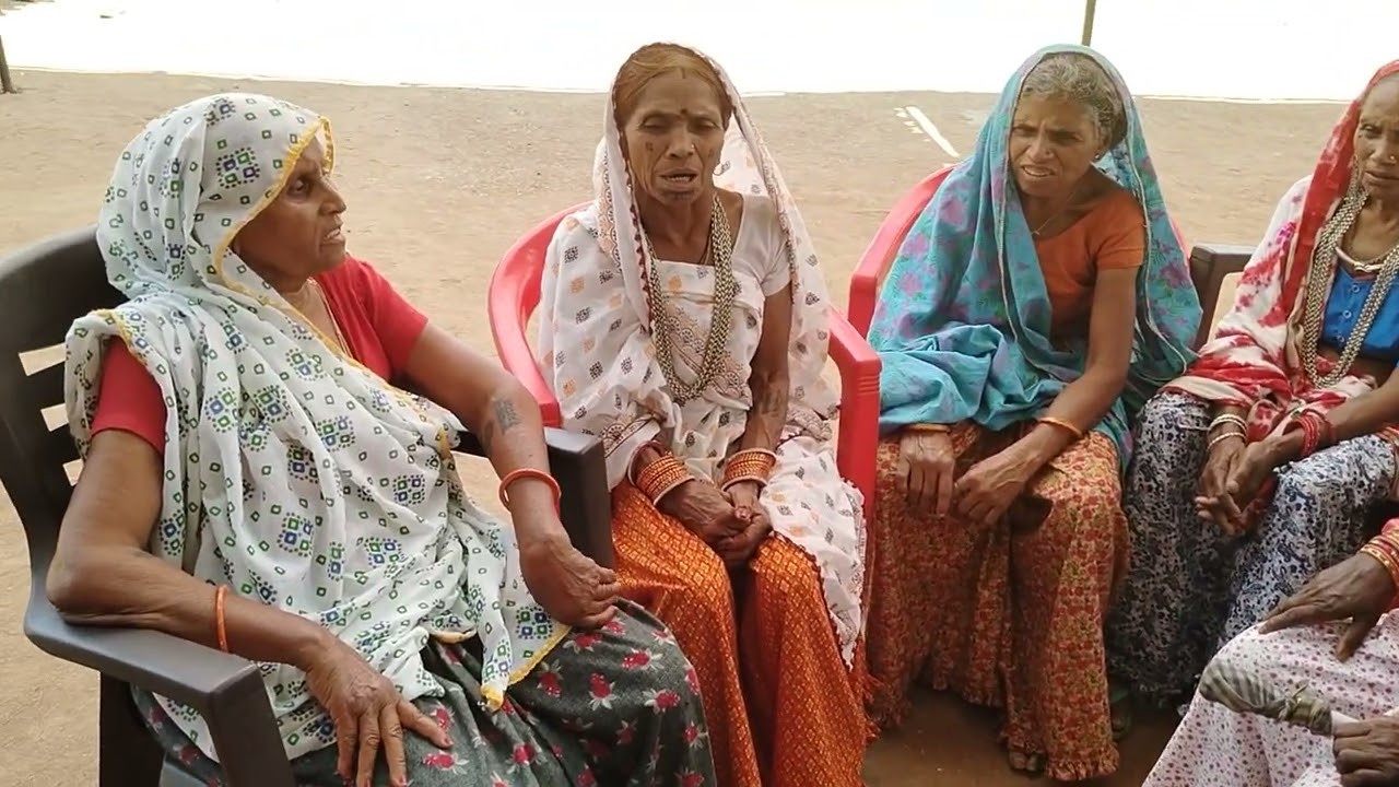 डॉ कल्पेश मईड़ा की शादी में गीत गाते हुए