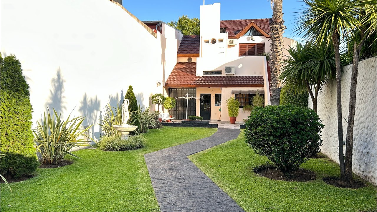 Casa en venta barrio Lugano 4 ambs con parque