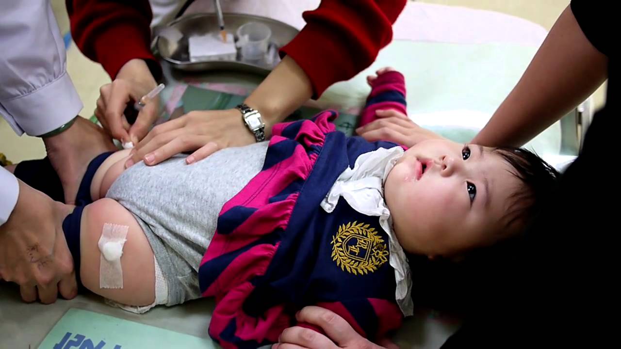 6m18d打兩隻預防針- 彤彤哭了叫媽媽~~^.^