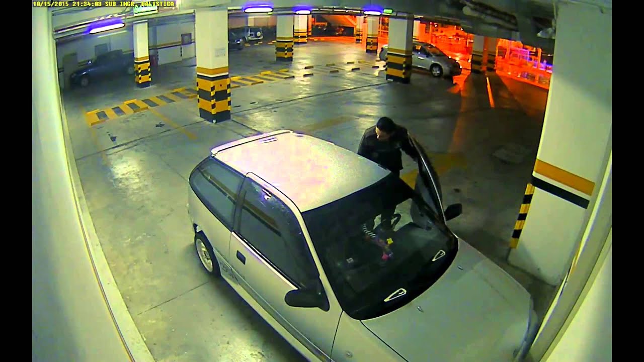 Hecho inexpicable en instalaciones de la Policía Nacional, captado por cámara de seguridad.