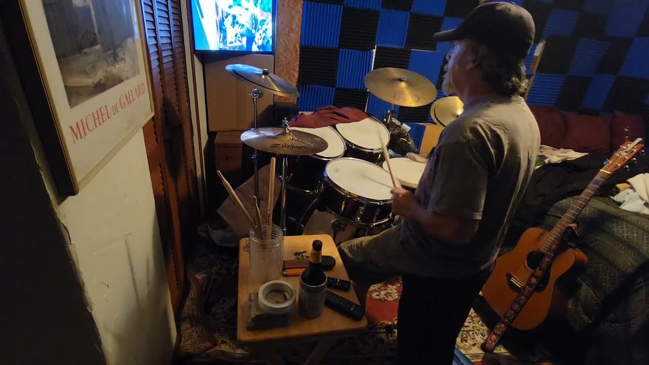 Freestyle drum practice. I still suck but tryin' hard not to. #beginnerdrums #drumgrooves 