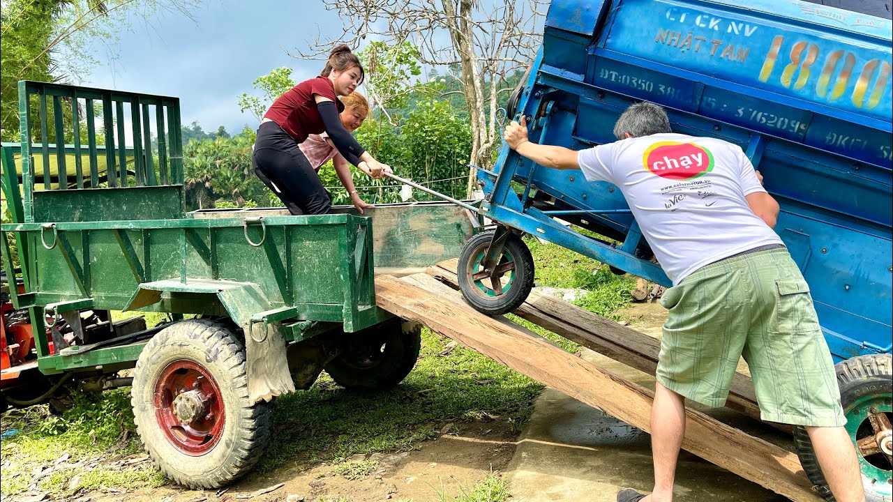 Female Mechanic Rescues Neighbor's Tractor With Flat Tire