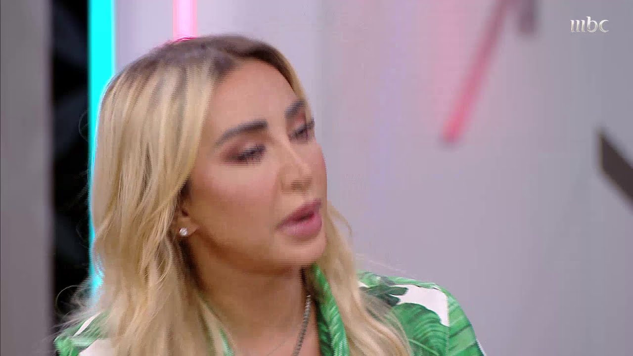 جويل تبكي بسبب تقرير الصدى.