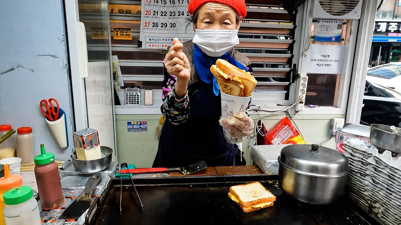 $1 korean toast of grandma who sells for 40 years - Egg toast of Heogi station / Korean street food