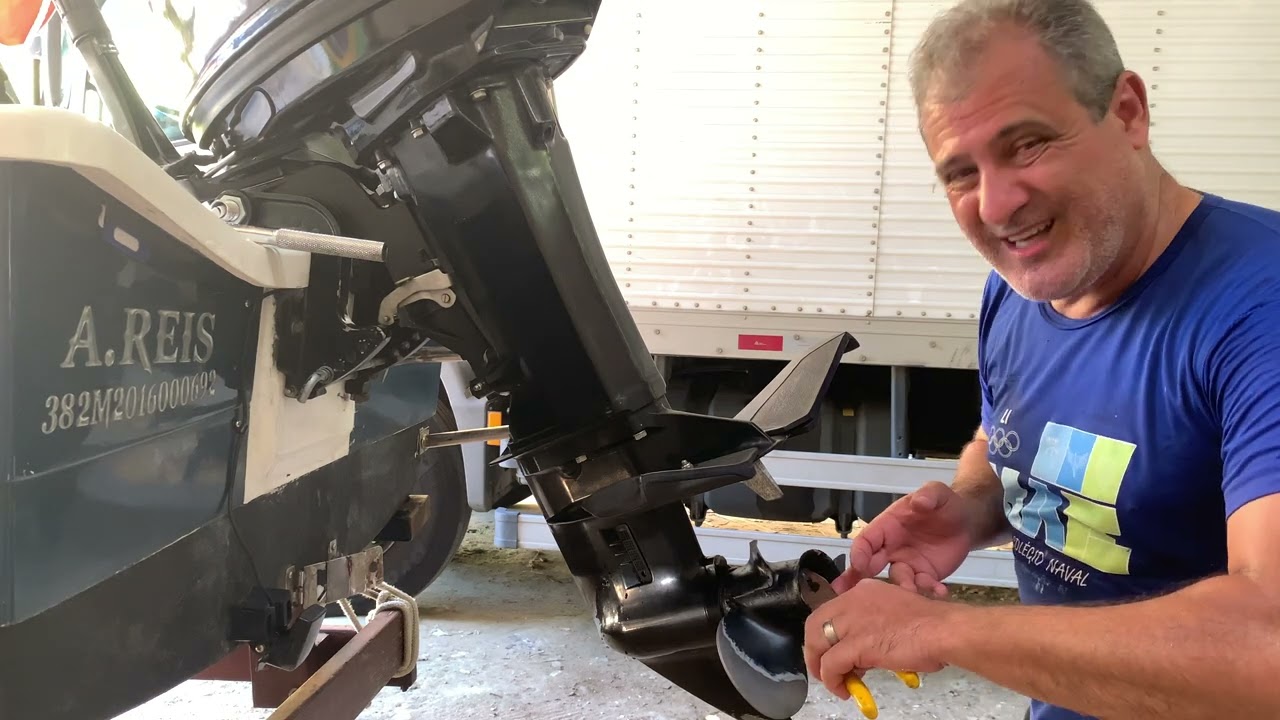 Aprenda como retirar uma hélice motor de popa 25HP mercury .