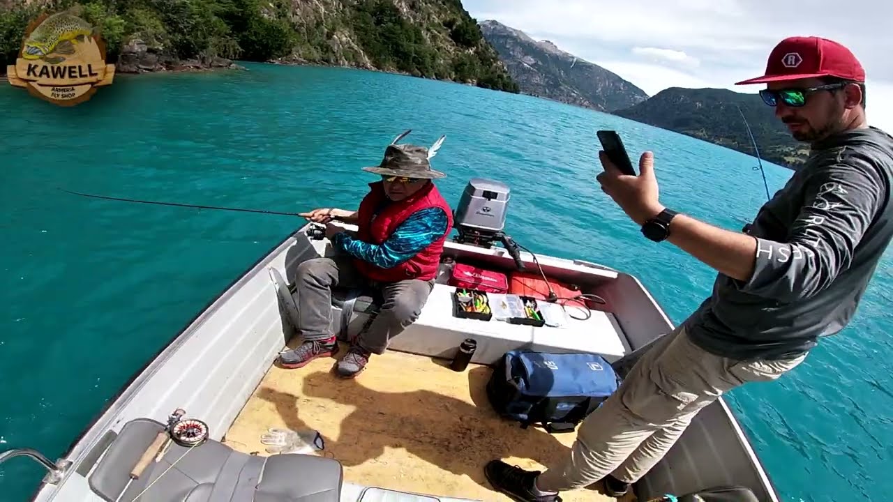 Pescando en el majestuoso lago azul