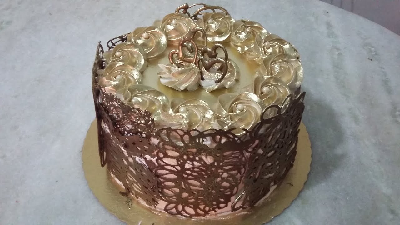 Bolo com grades de chocolate e chantilly dourado!!