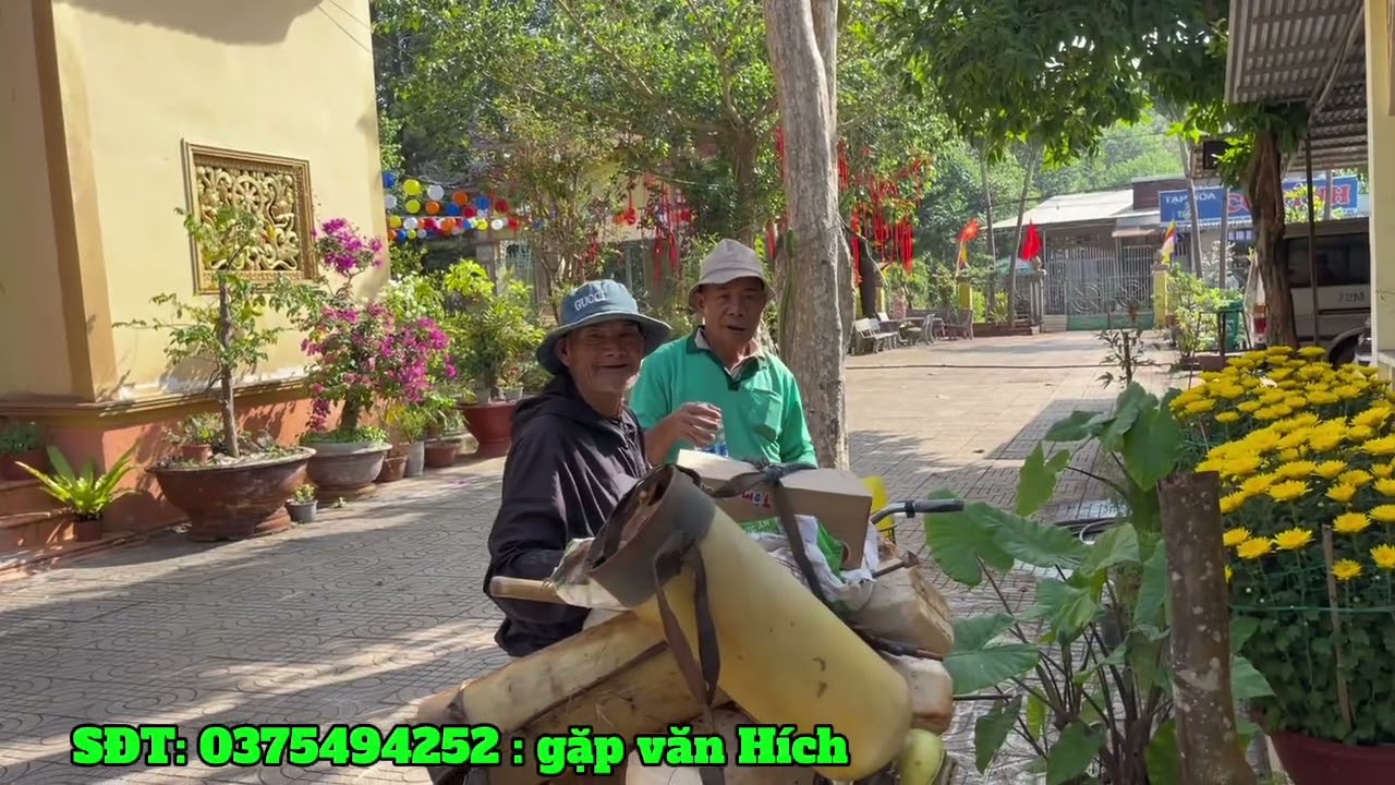 Thay mặt MTQ gởi yêu thương cho chú đi lượm ve chai 1 phần quà về ăn Tết vui xuân cùng mọi người nè 