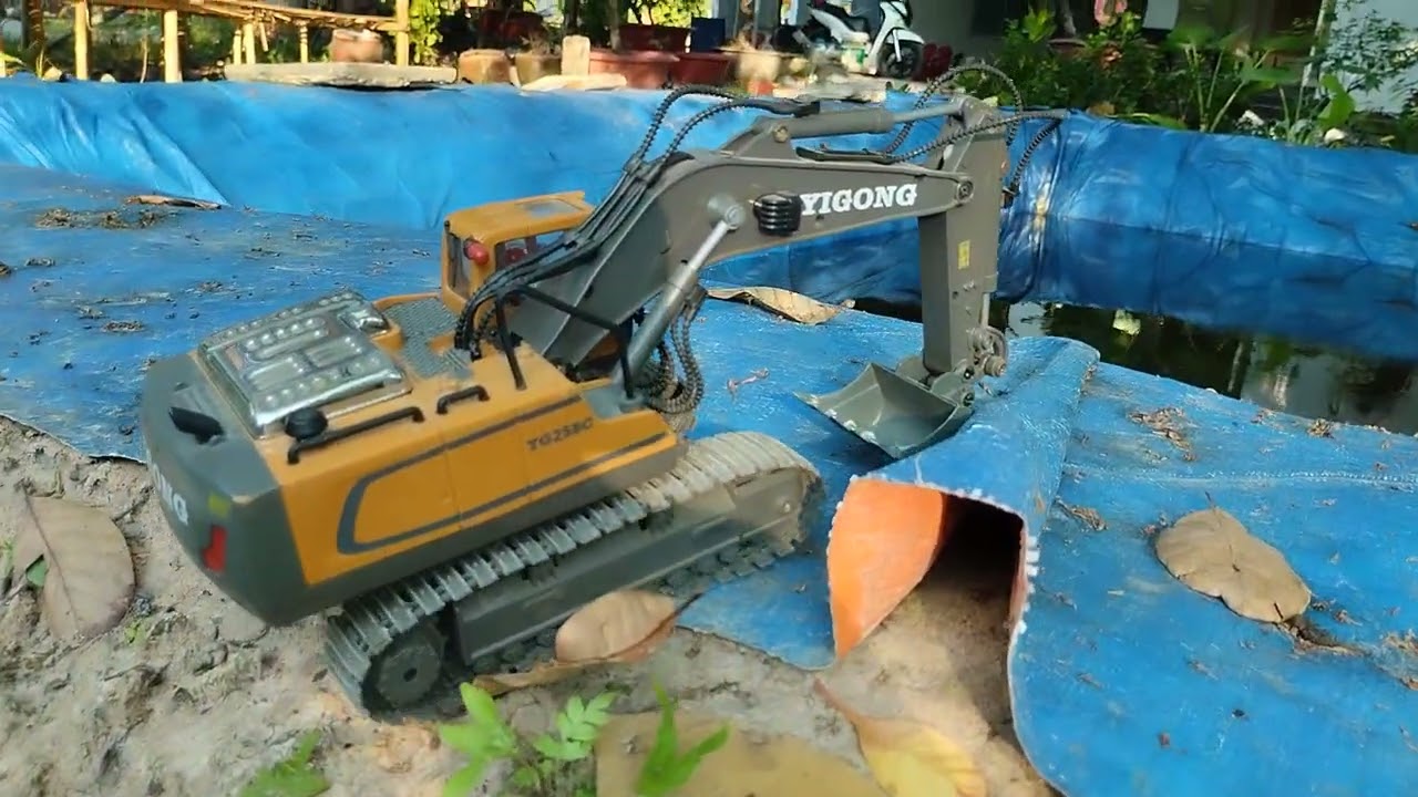Xe máy xúc vượt đường khó khăn 