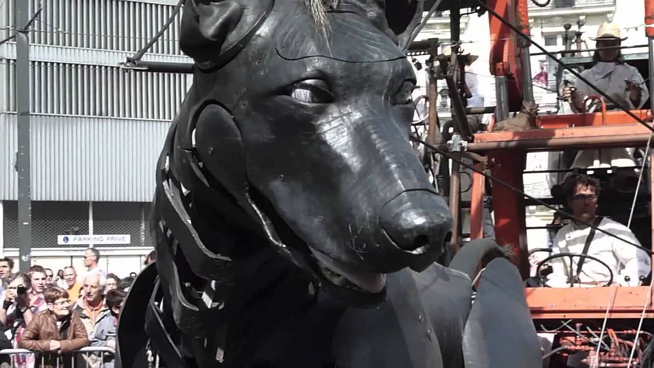 Xolo et la petite géante dans les rues de Nantes