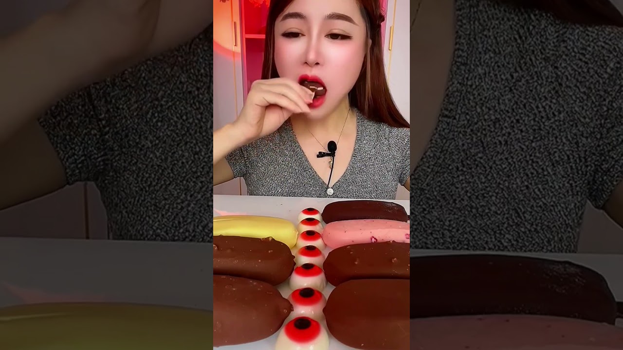 Eat ice cream flavor chocolate strawberry cherry Crispy delicious short video