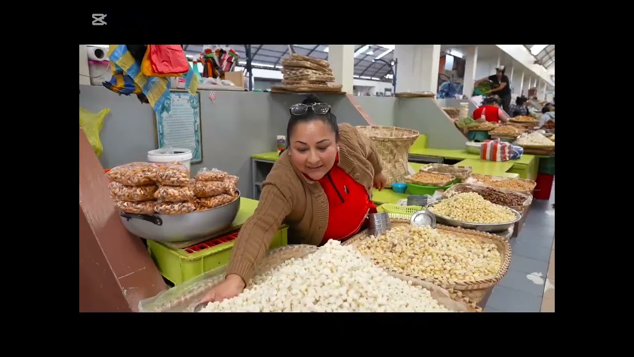 Mercado 10 de Agosto in the City of Cuenca - Willian Changoluisa