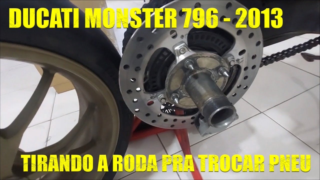 DUCATI MONSTER 796 TIRANDO A RODA TRASEIRA PARA TROCAR O PNEU