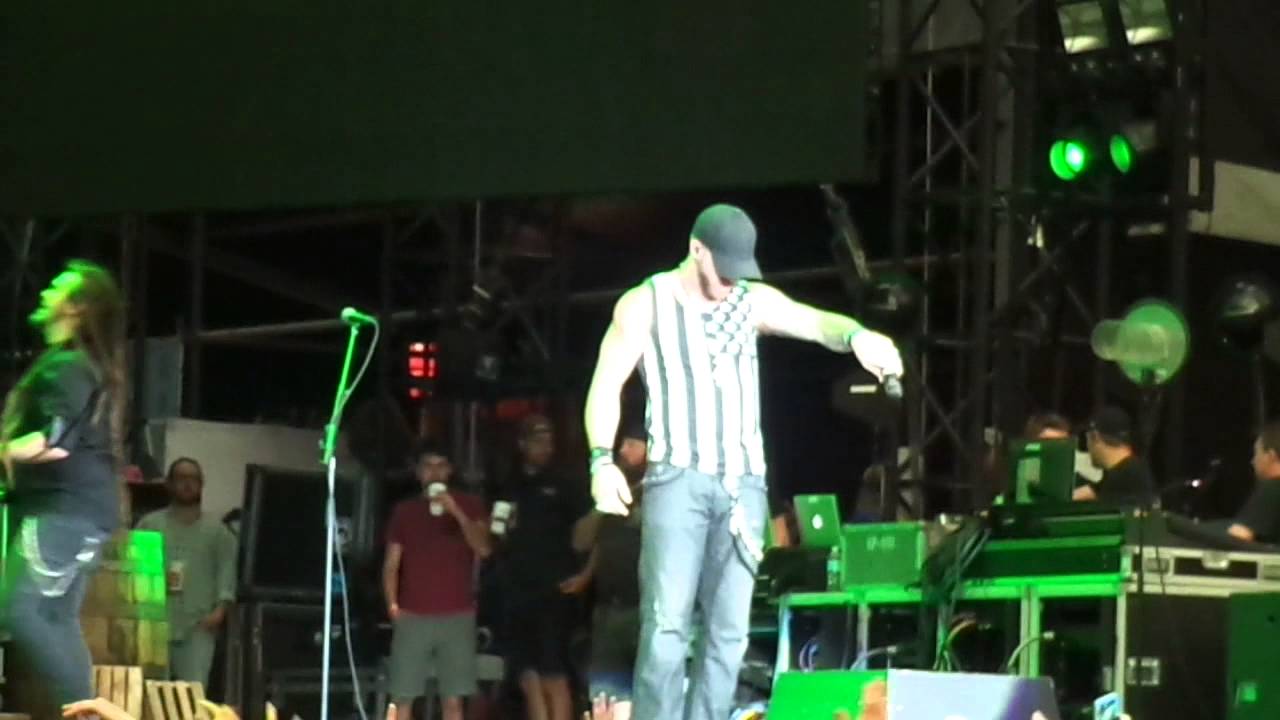 Brantley Gilbert Intro Kick It In the Sticks
